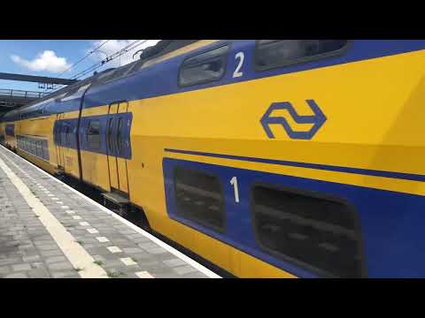 Een Virm komt aan bij Station Delft Campus