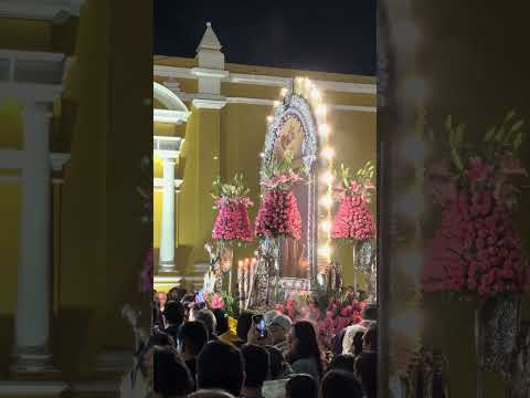 Señor de los Milagros con la Virgencita Candelaria del Socorro en el centro de la Ciudad de Trujillo