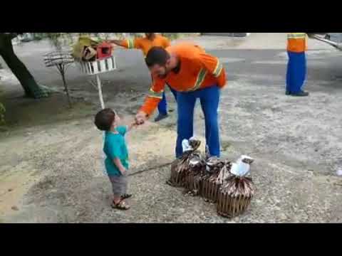 Criança entrega presente para catadores de lixos na rua Emocionante