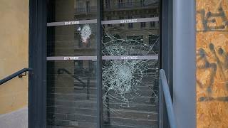 Comerciantes de París limpian y reparan sus tiendas tras los disturbios