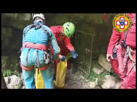 Fonteno, speleologi al lavoro per recuperare la donna intrappolata in una grotta