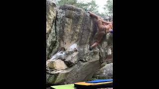 Video thumbnail of Chien Assis, 7a. Fontainebleau