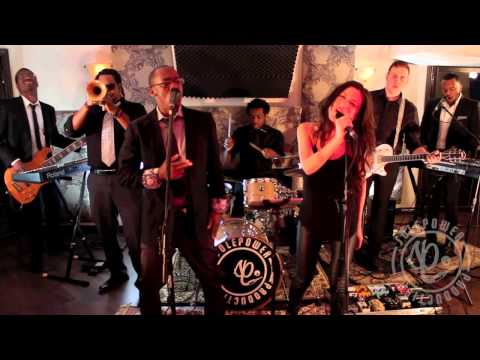 Locked Out Of Heaven, Bruno Mars - Sole Power Live