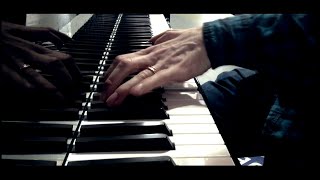 A surprise mini-concert of Bill Laurance (Snarky Puppy) - Amsterdam Central Station