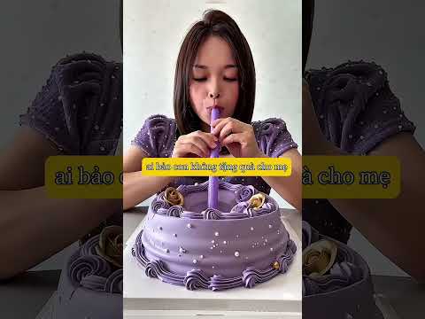 mẹ hút hết bánh sinh nhật của co. vì con không tặng quà 🤣