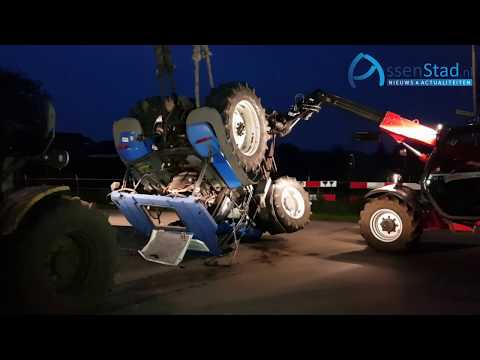 Tractor belandt op de kop in Hoogersmilde