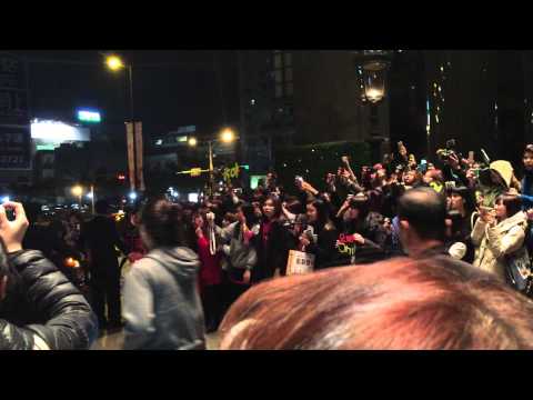 INFINITE 150124 back to hotel at front door in Taipei