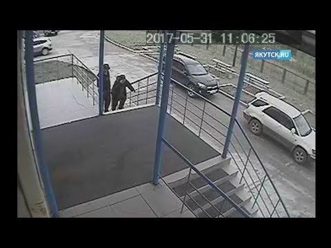 За час до смерти: камера сняла, как пенсионер поднимается по лестнице больницы в Томмоте За час до смерти: камера сняла, как пенсионер поднимается по лестнице больницы в Томмоте
