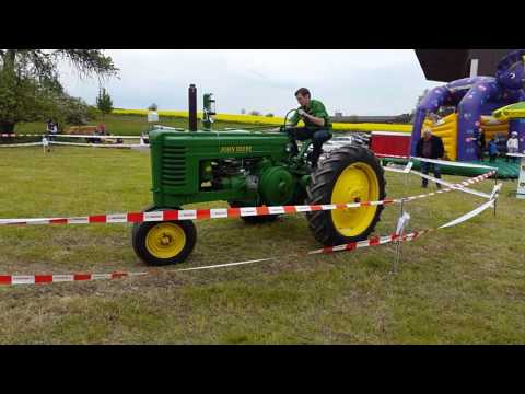 Sehr alter John Deere 3 -Rad Traktor beim Traktorroulet
