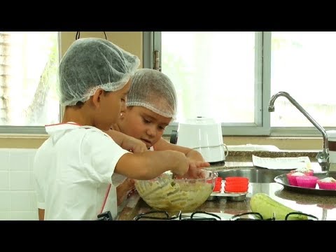 Criançada se transforma em Mestre-Cuca durante curso de culinária