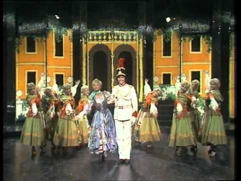 erminio macario e sandra mondaini in e tu biondina