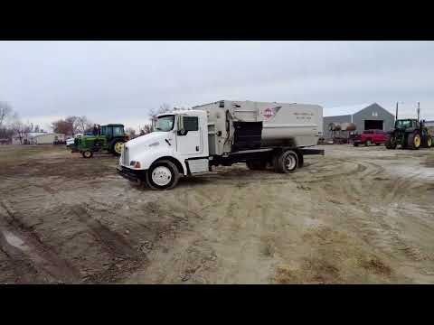 2006 Kenworth Feed Truck (Kuhn Knight RC260 Feed Box)
