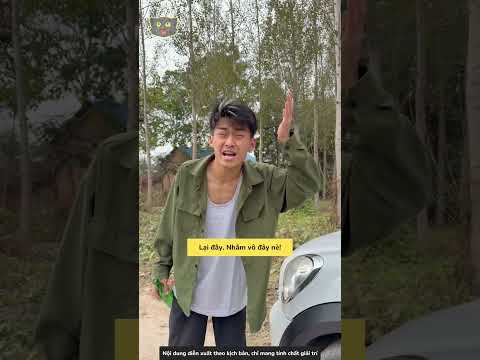 Đang lái xe về thì có người cản đường