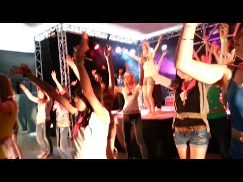 Kazou Roetie danst Starships op het podiumfreakfestival 2012