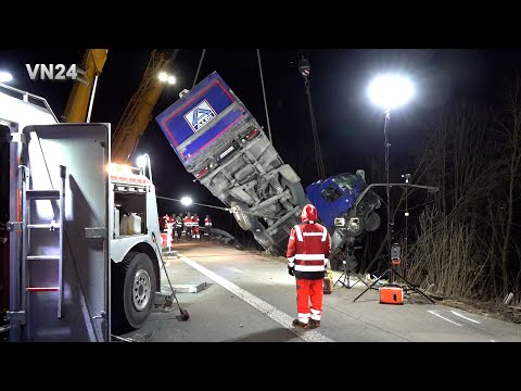 03.03.2025 - VN24 - LKW stürzt auf A445 Abhang hinunter - Bergung mit zwei Mobilkrane