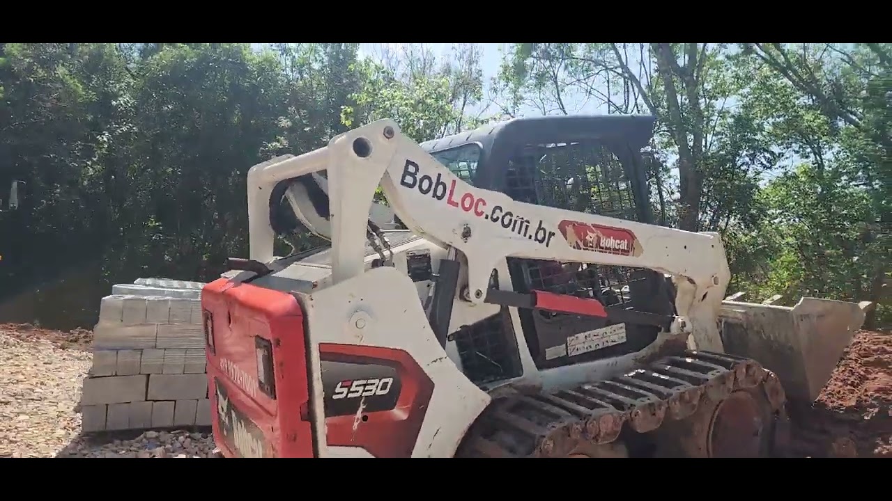 Carregadeira Bobcat com Esteira Metálica | Locação Diária em Curitiba | Bob Loc