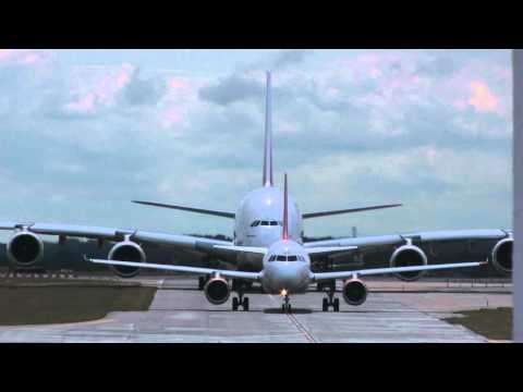 Airbus A380 Emirates eats A319 Easyjet in Manchester (MAN)