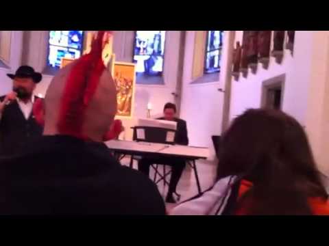 Klezmer in einer kath. Kirche mit Punk im Vordergrund, für