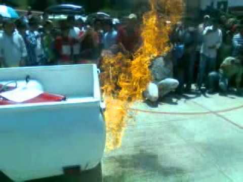 auto que saca fuego por el escape feria zacapoaxtla 2012