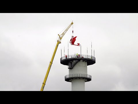 Neue PSR 2D-Radarantenne RL-2000 für den Frankfurter Flughafen – wird per Kran auf den Turm gehoben