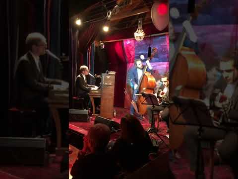Raphael Jost Trio plays Nat King Cole - Walkin' My Baby Back Home (live at Herzbaracke, Zürich)