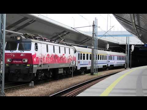 Niepodległa EP09-045 Kraków Główny z pociągiem pospiesznym InterCity "Mehoffer"