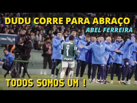 DUDU CORRE PARA ABRAÇAR ABEL FERREIRA LOGO APÓS MARCAR O GOL EM CURITIBA.