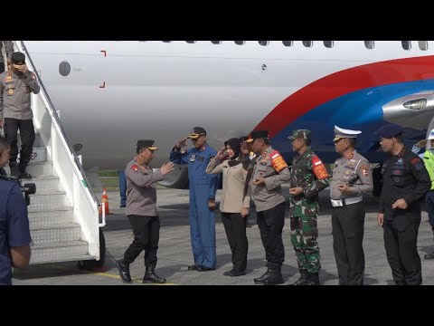 KAPOLDA KALTIM SAMBUT KEDATANGAN KAPOLRI DI KOTA BALIKPAPAN