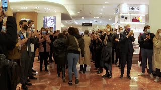 Réouverture : une haie d'honneur pour les premiers clients aux Galeries Lafayett