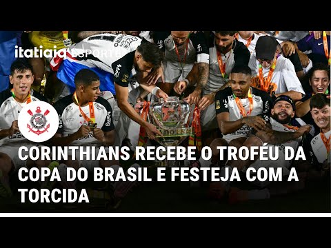 CORINTHIANS RECEBE A TAÇA DA COPA DO BRASIL E FESTEJA COM A TORCIDA PRESENTE NO MARACANÃ