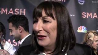 Interview d'Anjelica Huston sur le tapis rouge de la premire de SMASH - janvier 2012 (VO)
