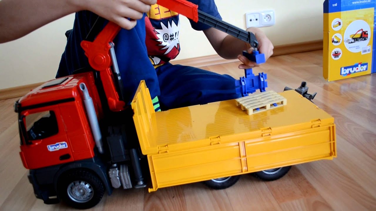 Bruder Грузовик Mercedes-Benz с краном, корзиной и 2 паллетами 03-651