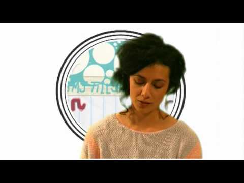 Redan en timme före utsatt tid ringlar sig kön lång ner för Bergsgatan. Det råder inga tvivel över publikens entusiasm inför kvällens säsongavslutande klubb Skambyrån.
Jag berättar om min karriär som fotomodell.