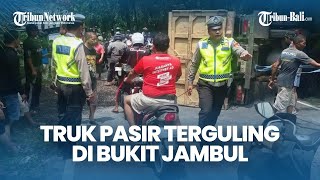 Download lagu TRAGEDI Truk Angkut Pasir Terguling di Bukit Jambul Karangasem, Sebabkan Kemacetan! mp3