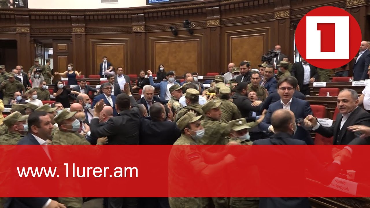 Նոր կադրեր ԱԺ-ում տեղի ունեցած ծեծկռտուքից