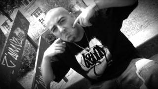 Il pleut des cordes.