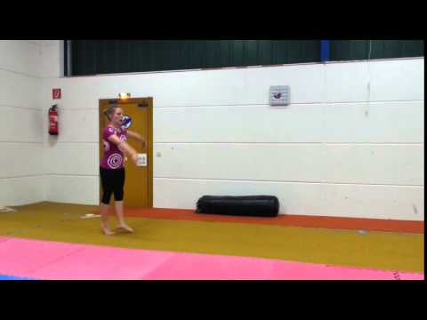 Johnson- Durchschlagsprung mit viertel Drehung zum Seitspagat