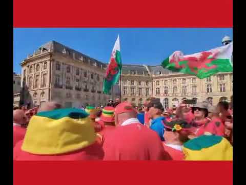 Watch: Hundreds of Wales rugby fans take part in giant flashmob in Bordeaux
