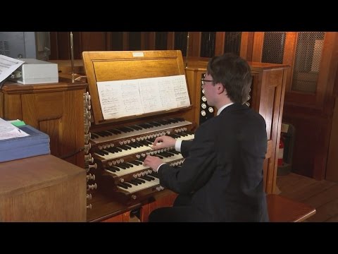 Amazing David Bowie tribute: Organist plays Life on Mars