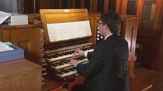 Amazing David Bowie tribute: Organist plays Life on Mars