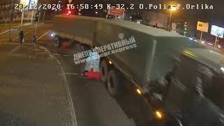 В Днепре на перекрестке женщину несколько раз переехал грузовик: видео 18+