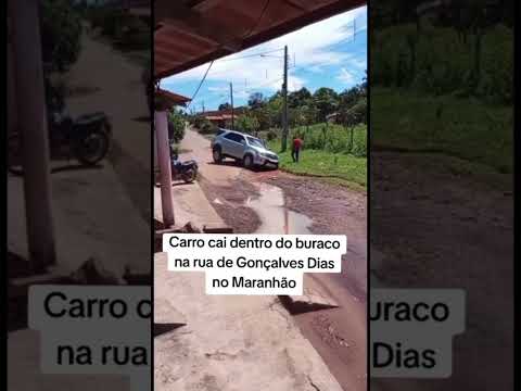 Carro cai dentro de buraco nas ruas de Gonçalves Dias no Maranhão segue nós rainha do agronegócio.