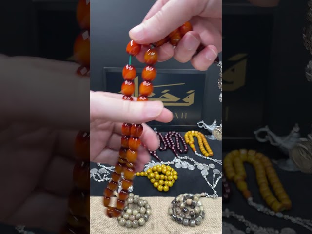 سبحة مسكي عسلي غامق مموج بحبات أسطوانية كبيرة وشرابة أثرية