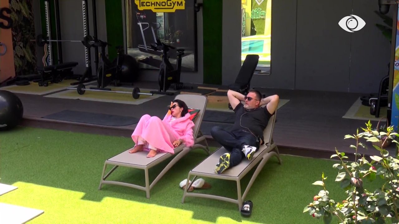 “Mashtrues Juli”/ Romeo dhe Juli i hedhin batuta njëri-tjetrit