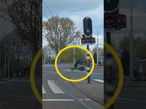 Politie | Rijden door rood en geen rijbewijs