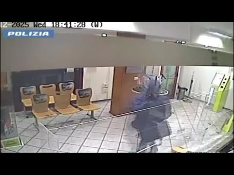 Firenze, il video delle rapine all'Isolotto