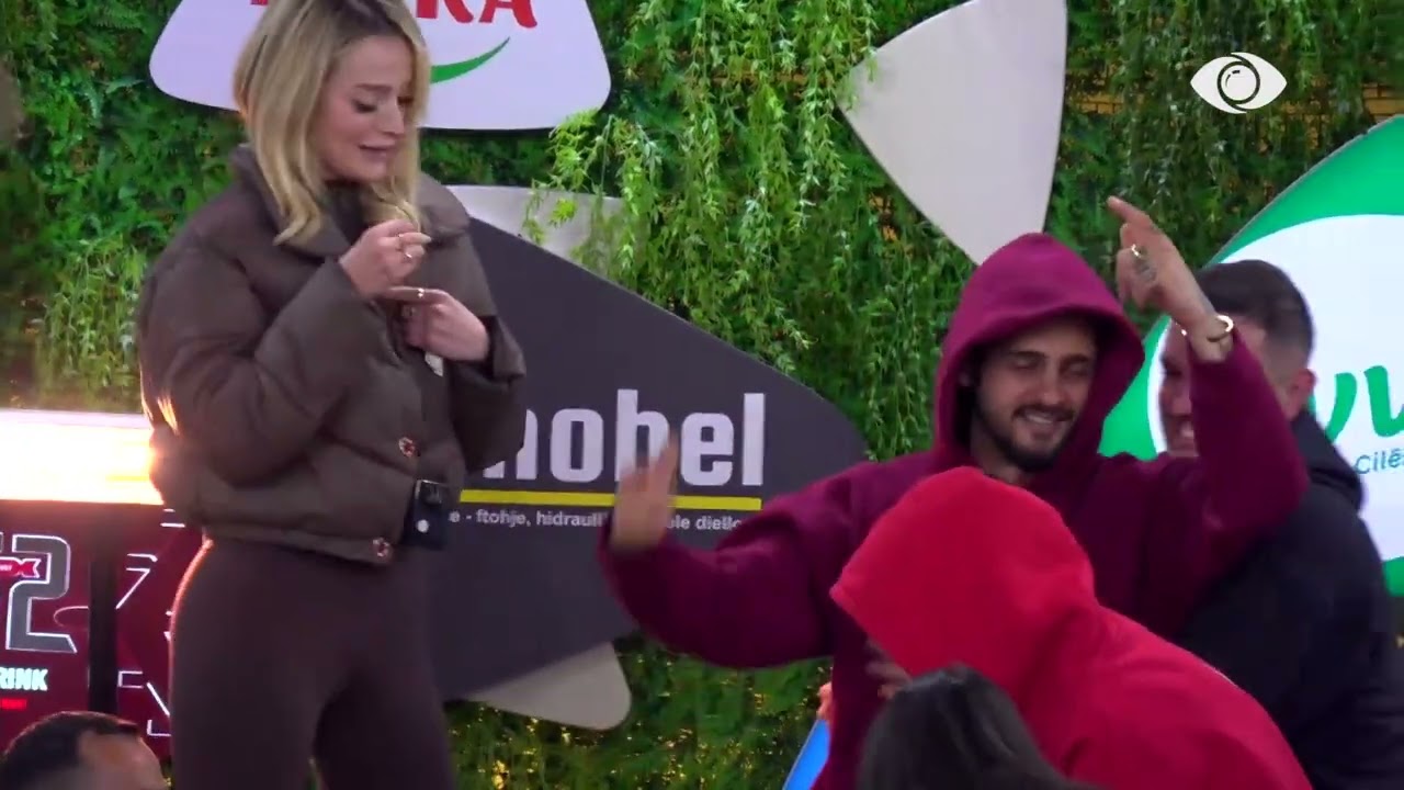 Kënga e Gjestit në sfond, banorët kërcejnë së bashku