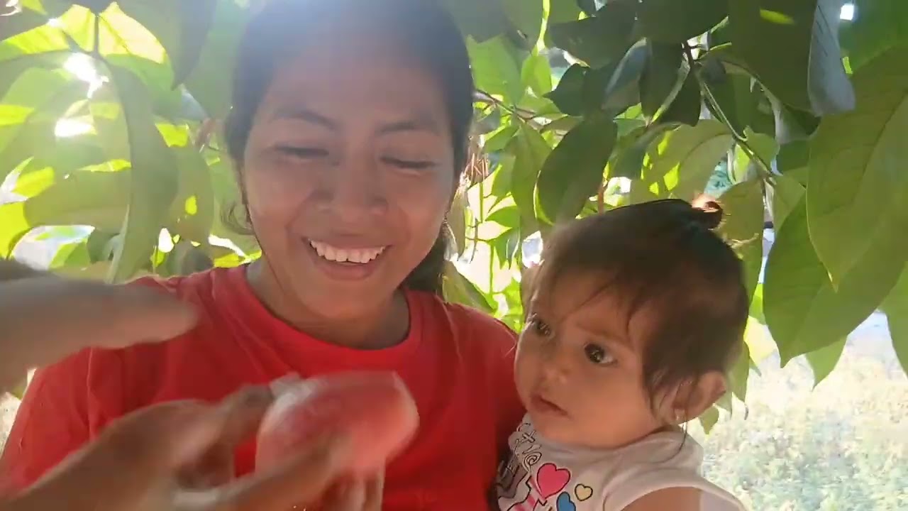 Amalia prueba la primera cosecha, después de mucho tiempo.