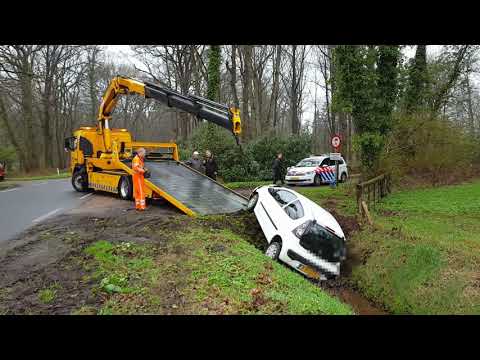 Xe cứu hộ giao thông 3 chức năng cứu xe tại nạn dưới mương.