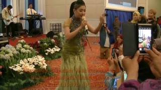 Download lagu Penonton rusuh uut permatasari ngambek gak mau nyanyi mp3 Download lagu Penonton rusuh uut permatasari ngambek gak mau nyanyi mp3